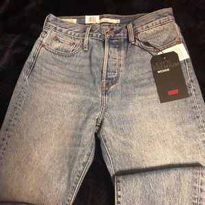 Levis Wedgie